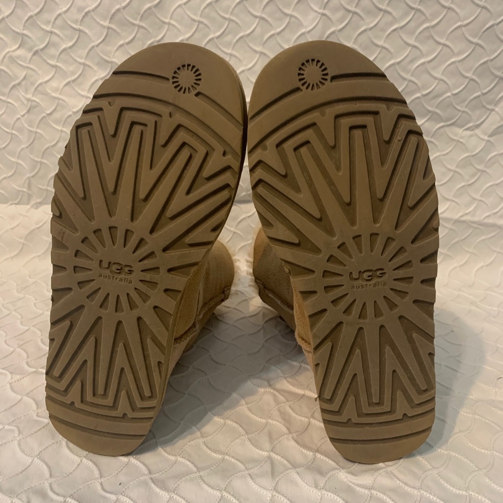 Ugg Bailey button short boot size 9, tan - Picture 7 of 9